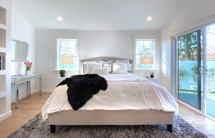 Mid-century modern style master bedroom in Woodland Hills with a king size bed and sofa table