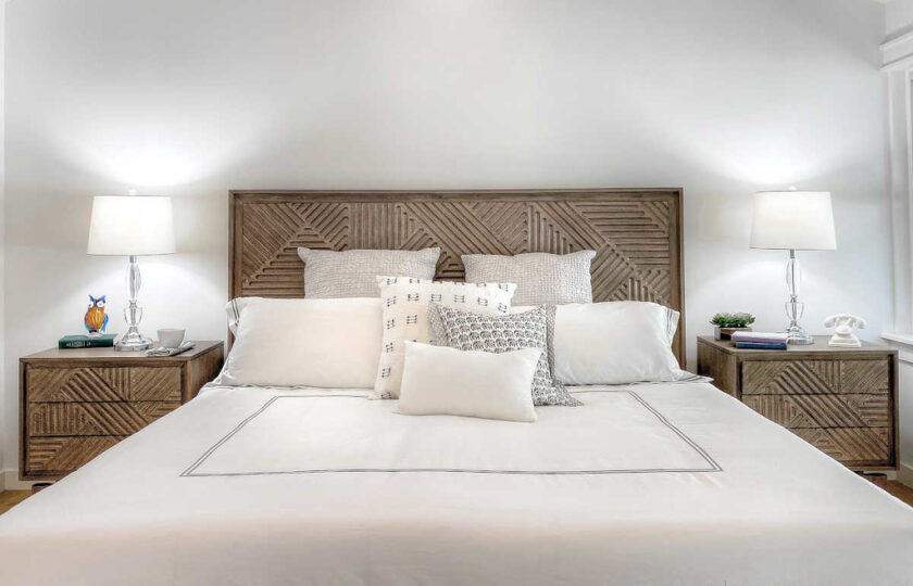 Mid-century modern style guest bedroom in Woodland Hills with a wooden bed and two nightstands