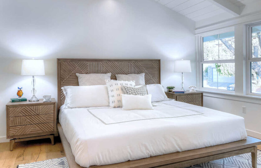 Mid-century modern style guest bedroom in Woodland Hills with a wooden bed and two nightstands