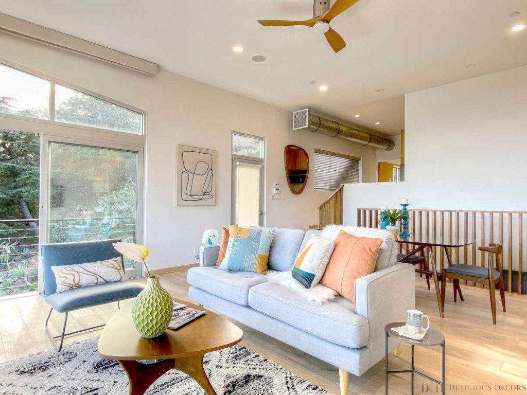 Example of a mid-century modern home staging design in a modern home in Malibu, CA